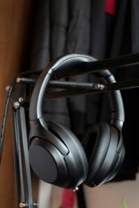 True wireless earbuds+wire